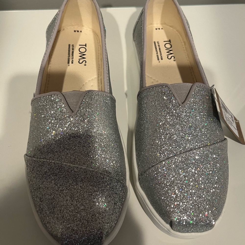NWT. Toms Alpargata girls shoes. Size 5.5